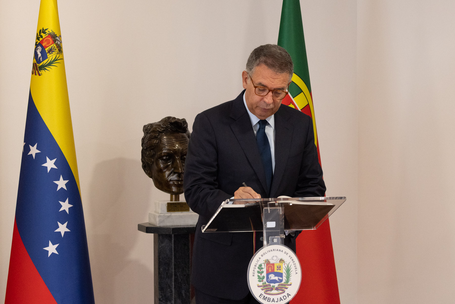 Assinatura do livro de condolências pelas vítimas dos sismos na Venezuela  Créditos: © Miguel Figueiredo Lopes / Presidência da República