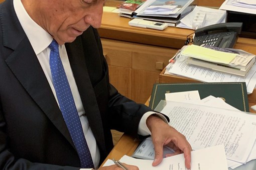 Presidente da República assina, no Palácio de Belém, o Decreto que nos termos previstos na Constituição e na Lei Eleitoral fixa para domingo 24 de janeiro de 2021 a data das eleições presidenciais Créditos: © Presidência da República Presidente da República assina, no Palácio de Belém, o Decreto que nos termos previstos na Constituição e na Lei Eleitoral fixa para domingo 24 de janeiro de 2021 a data das eleições presidenciais Créditos: © Presidência da República