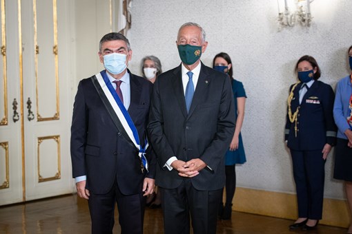 Cerimónia de condecorações no Palácio de Belém: António Cruz Serra (Grã-Cruz da Ordem do Infante D. Henrique) e Joana de Barros Baptista (Grã-Cruz da Ordem da Liberdade) Créditos: © Miguel Figueiredo Lopes / Presidência da República Cerimónia de condecorações no Palácio de Belém: António Cruz Serra (Grã-Cruz da Ordem do Infante D. Henrique) e Joana de Barros Baptista (Grã-Cruz da Ordem da Liberdade) Créditos: © Miguel Figueiredo Lopes / Presidência da República