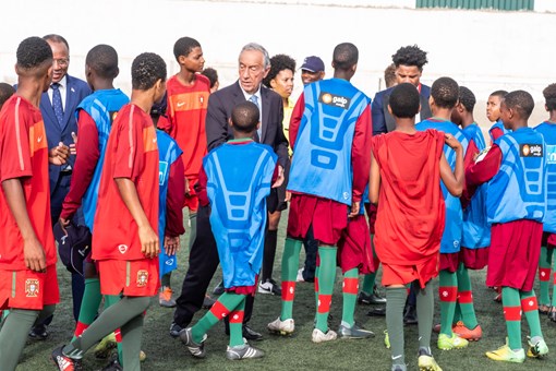 Encontro com jovens atletas das escolas de Futebol da ilha de São Vicente, no Centro de Estágio da Federação Cabo-verdiana de Futebol no Mindelo em Cabo Verde  Créditos: © Rui Ochoa / Presidência da República