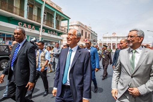 Passeio a pé pelas ruas da cidade do Mindelo na ilha de São Vicente em Cabo Verde  Credits: © Rui Ochoa/Presidência da República