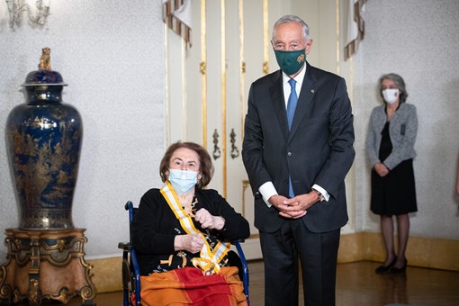 Cerimónia de condecorações no Palácio de Belém: António Cruz Serra (Grã-Cruz da Ordem do Infante D. Henrique) e Joana de Barros Baptista (Grã-Cruz da Ordem da Liberdade) Créditos: © Miguel Figueiredo Lopes / Presidência da República Cerimónia de condecorações no Palácio de Belém: António Cruz Serra (Grã-Cruz da Ordem do Infante D. Henrique) e Joana de Barros Baptista (Grã-Cruz da Ordem da Liberdade) Créditos: © Miguel Figueiredo Lopes / Presidência da República