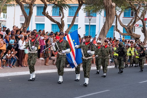 Desfile Militar das Forças Armadas Cabo-Verdianas e Portuguesas na Praça Amílcar Cabral no Mindelo na ilha de São Vicente em Cabo Verde  Créditos: © Rui Ochoa / Presidência da República