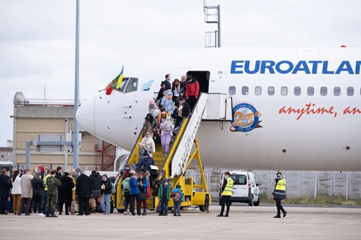 Chegada a Portugal de voo humanitário, promovido pela sociedade civil, com refugiados ucranianos  Créditos: © Rui Ochoa / Presidência da República