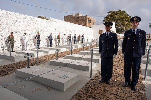 Homenagem aos Militares das Forças Expedicionárias Portuguesas em Cabo Verde na Segunda Guerra Mundial, sepultados no Cemitério do Mindelo na ilha de São Vicente  Créditos: © Rui Ochoa / Presidência da República