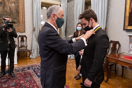 Condecoração do piloto Filipe Albuquerque com o grau de Comendador da Ordem do Mérito Créditos: © Rui Ochoa / Presidência da República Condecoração do piloto Filipe Albuquerque com o grau de Comendador da Ordem do Mérito Créditos: © Rui Ochoa / Presidência da República