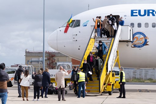 Chegada a Portugal de voo humanitário, promovido pela sociedade civil, com refugiados ucranianos  Créditos: © Rui Ochoa / Presidência da República